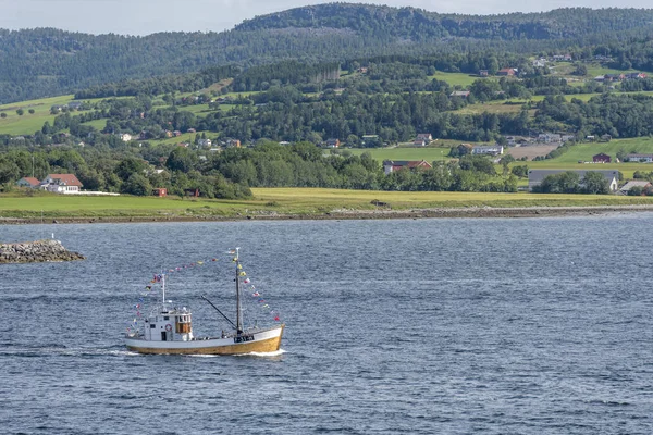 Bateau de pêche traditionnel navigue dans les eaux du fjord, près de Stadsbygd, Ni — Photo