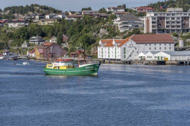 Limandaki kargo gemisi, Kristiansund, Norveç