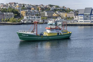 Kargo gemisi limanda yola çıkıyor, Kristiansund, Norveç