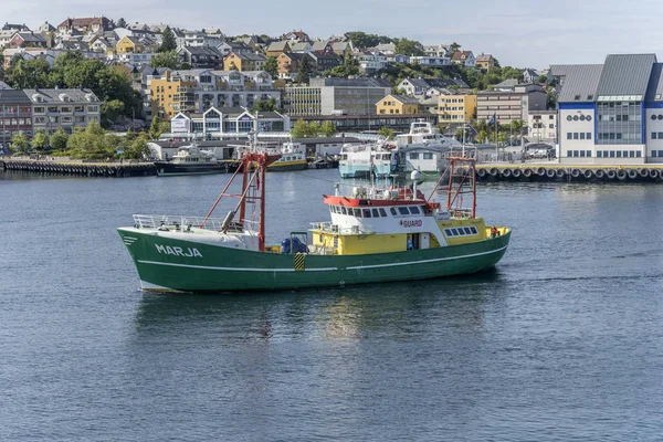 Navio de carga navega no porto, Kristiansund, Noruega — Fotografia de Stock