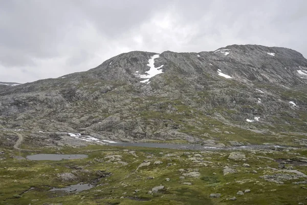 Pequeño lago en las montañas estériles, cerca de Finse, Noruega —  Fotos de Stock