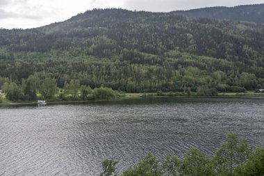 Fla, Norveç yakınlarındaki Yeşil Nehir Vadisi 'ne demirlemiş deniz uçağı
