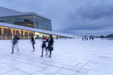 Opera salonunun tavanı Oslo, Norveç 'teki hareketler insanları bulanıklaştırdı