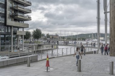 Çağdaş kemer arasında yaya köprülerinde gezinen insanlar