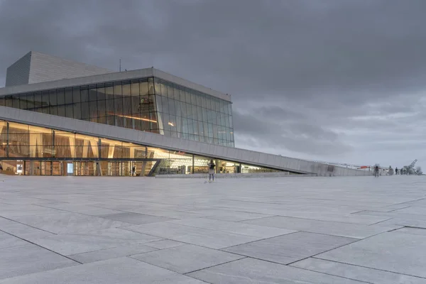 Luces de teatro de ópera al atardecer, Oslo, Noruega — Foto de Stock