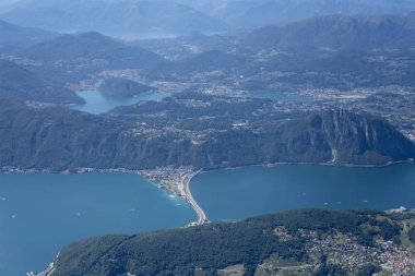 İsviçre, Melide 'deki Lugano Gölü' ndeki karayolu köprüsü.