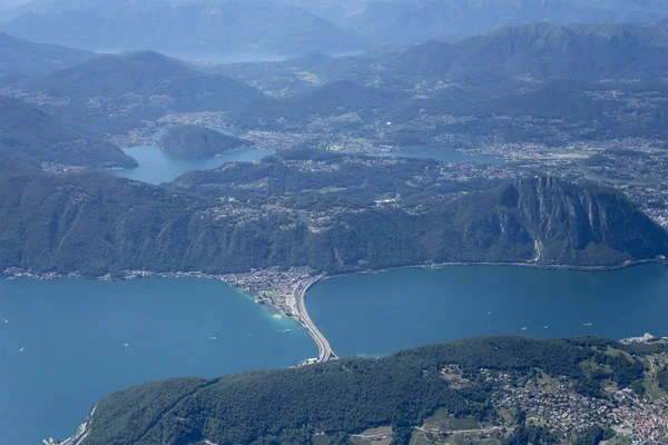 Dálniční most na jezeře Lugano v Melide, Švýcarsko — Stock fotografie