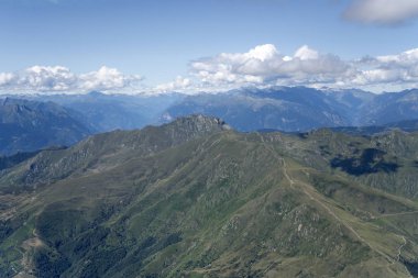 İtalya İsviçre sınırındaki toprak yol ve Garzirola zirvesi, İtalya