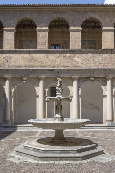 San Lorenzo Certosa Manastırı anıtsal taş çeşmesi, Padula, — Stok fotoğraf