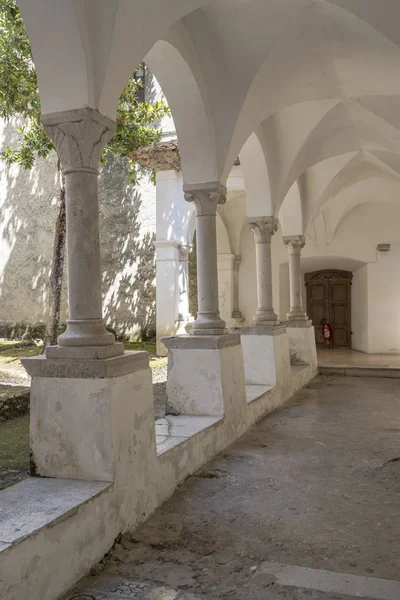 Columnas y bóvedas en el claustro de San Lorenzo Certosa, Padula, Italia — Foto de Stock