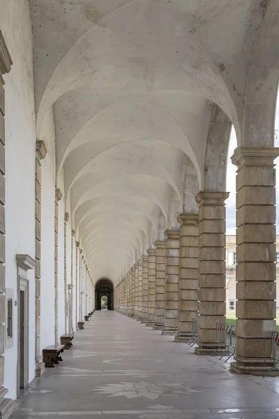 Enorme passerella coperta nel chiostro principale di San Lorenzo Certosa, Padula, Italia — Foto Stock