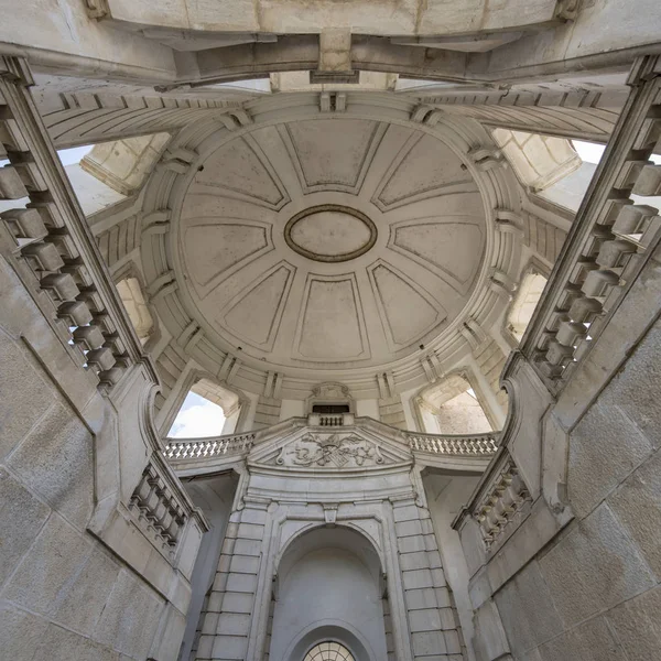 Perron elíptico aberto em San Lorenzo Certosa, Padula, Itália — Fotografia de Stock