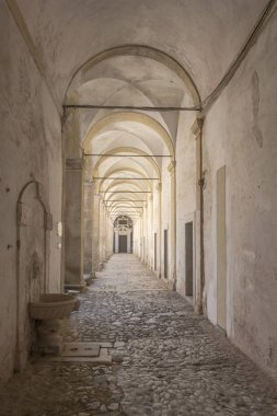 San Lorenzo Certosa Manastırı önü yaz ışığı altındaydı. 