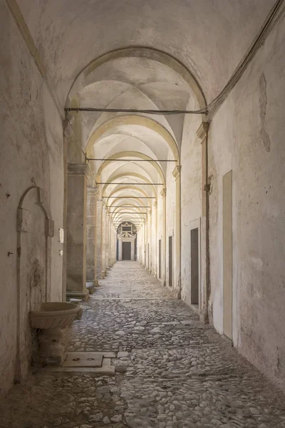 Letní světlo pod San Lorenzo Certosa klášter krytý chodník — Stock fotografie