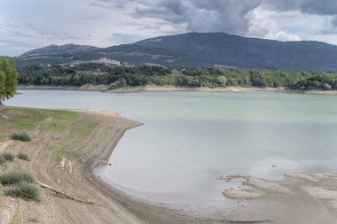 Pertusillo Gölü ve Spinoso Köyü 'nün kumlu kıyıları, İtalya