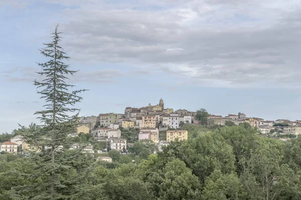 イタリア、スピノソの上り坂の村 — ストック写真