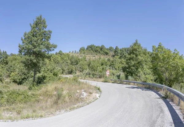 Väg böjning i kuperat landskap i södra Appenninerna, nära Lagonegro — Stockfoto