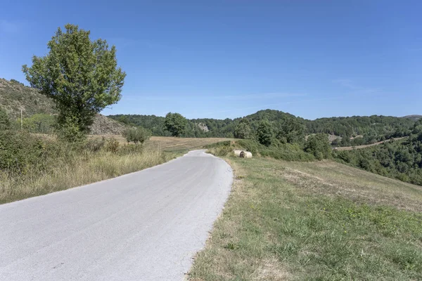 Small road bending in hilly landscape of Lucano Appennines, near Lagonegro, Italy — Stock Photo, Image