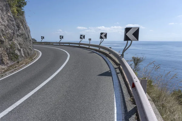 Curve stradali in mare sulla strada costiera rocciosa del golfo di Acquafredda, Italia — Foto Stock