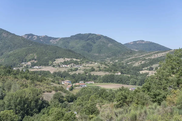 Gårdar i grönt landskap i södra Apenninerna nära Moliterno, — Stockfoto
