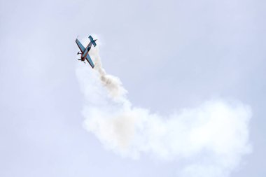 akrobatik uçak Linate, İtalya 'daki uçak fuarında gösteri yapıyor.