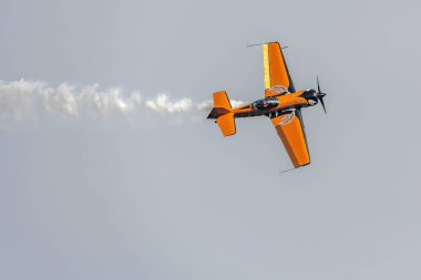 akrobatik uçak Linate, İtalya 'daki uçak fuarında bıçak uçuşu yapıyor.