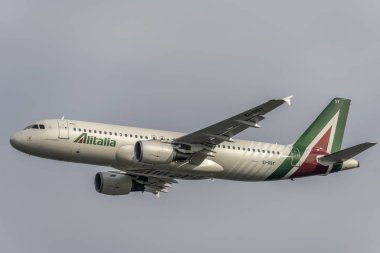 Linate, İtalya 'daki uçak fuarında A320 yolcu uçağı seferleri