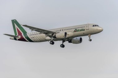 İtalya 'daki uçak fuarında iniş takımlı A320 yolcu uçağı.