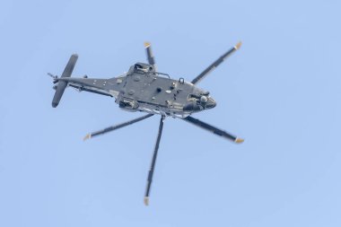 Askeri helikopter, Linate, İtalya 'daki uçak fuarında dik dönüş gerçekleştirdi.