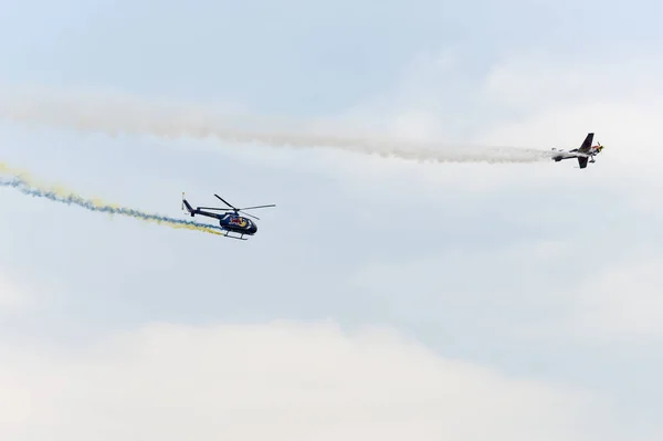 由直升机和飞机组成的小组在意大利林纳特的航展上表演 — 图库照片