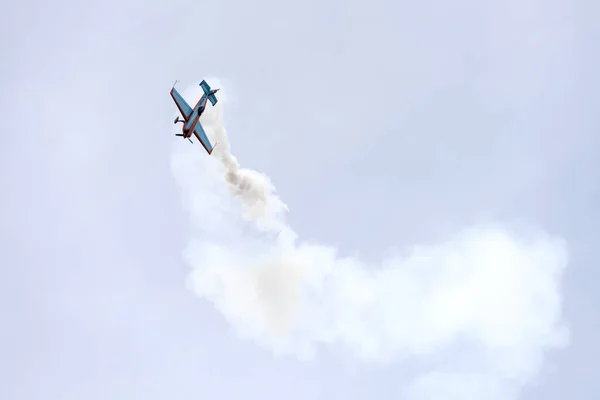 Aerobatic airplane performing stall at airshow, Linate, Włochy — Zdjęcie stockowe