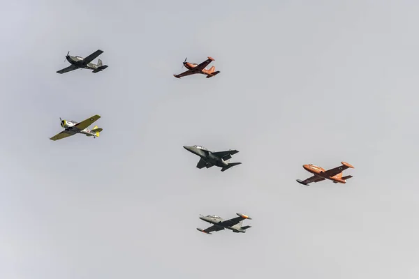 Loty formacyjne wojskowych samolotów szkolnych na pokazach lotniczych, Linate, Włochy — Zdjęcie stockowe