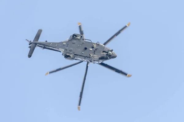 Military helicopter performs steep turn at airshow, Linate, Italy — Stock Photo, Image