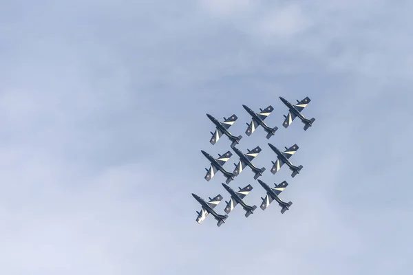 Pancerny zespół wojskowy wykonujący lot formacji diamentów na pokazach lotniczych we Włoszech — Zdjęcie stockowe