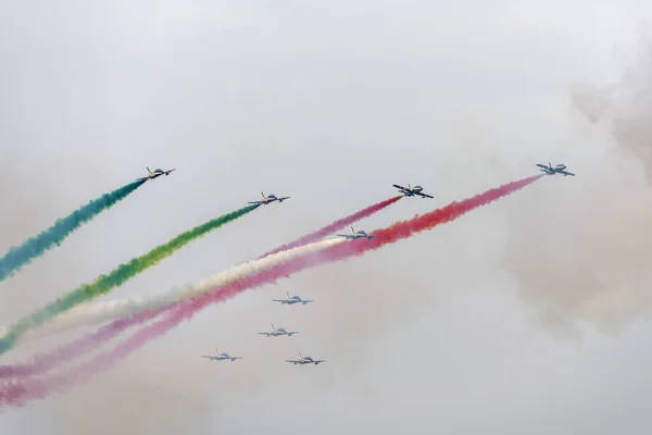 Pan wojskowy zespół uwalniający kolorowy dym w locie na pokazach lotniczych, Włochy — Zdjęcie stockowe