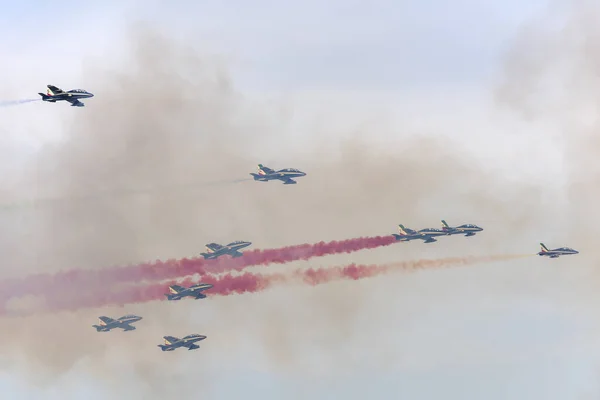A pánkatonai csapat a színes füstjükön keresztül repül az olaszországi airshow-n. — Stock Fotó
