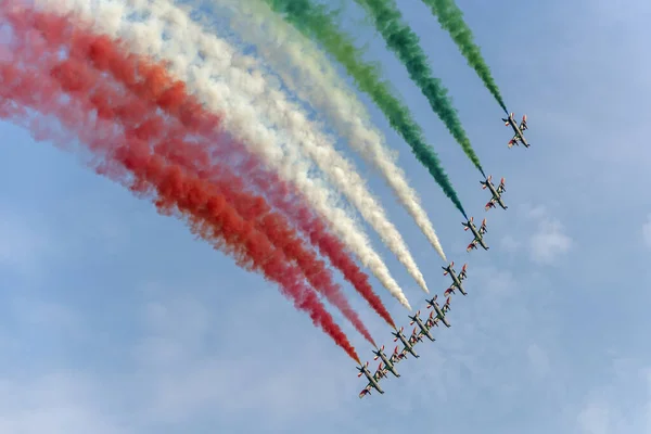 Unterseite der panmilitärischen Mannschaft in steiler Kurve, die Trikolore raucht, Italien — Stockfoto