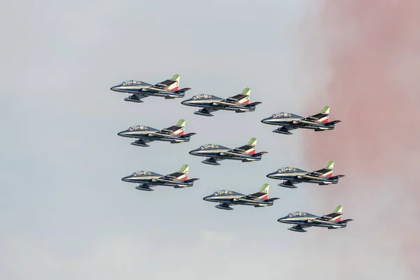 Saluto passaggio finale della squadra militare PAN attraverso il fumo tricolore, Linate, Italia — Foto Stock