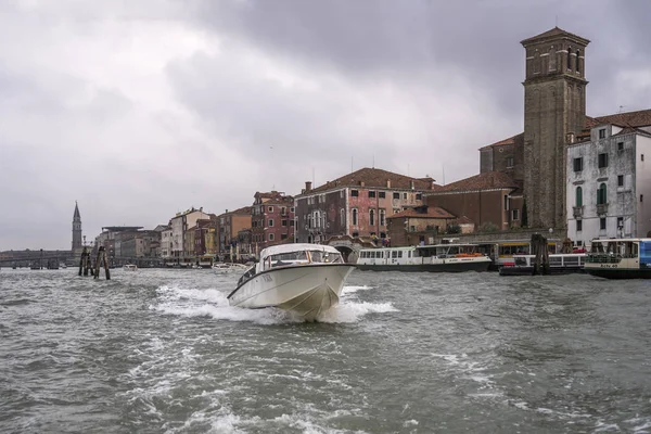 Veloz barco a motor sale de la iglesia de Gesuiti, Venecia, Italia — Foto de Stock