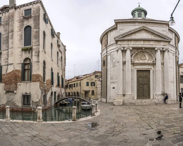 "Iglesia y plaza de La Maddalena, Venecia, Italia — Foto de Stock