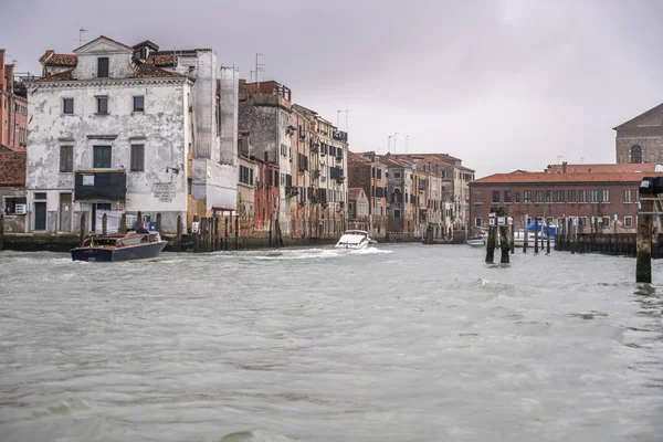 Barcos a motor que entran en el canal histórico, Venecia, Italia — Foto de Stock