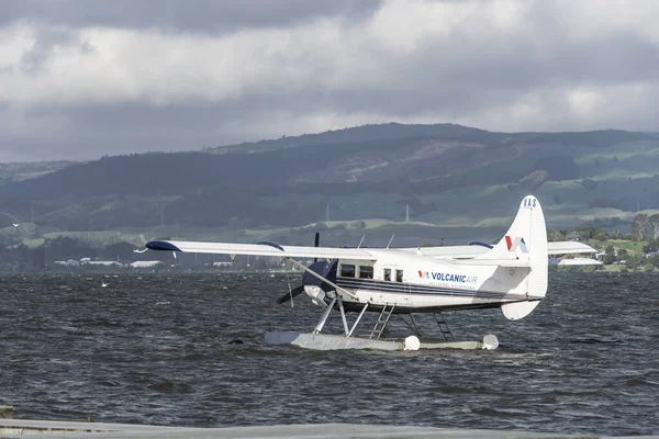 Rotorua Nowa Zelandia Listopad 2019 Stary Wodnosamolot Pływa Silnym Wietrze — Zdjęcie stockowe