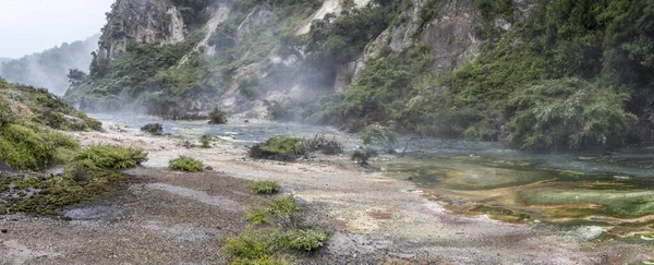 Landskap Waimangu Dal Park Med Crusted Färgade Mineralsediment Skjuten Molnigt — Stockfoto