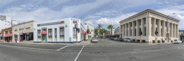 NAPIER, NEW ZEALAND - November 11 2019: cityscape with Neoclassical and decorated 30's picturesque historical Deco buildings on streets at  road crossing, shot in bright spring light on november 11 2019 at Napier, Hawke Bay, North Island, New Zealand