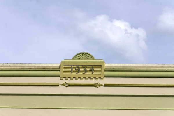 Detalj Året Skylt Cornice Dekorerad Pittoreska Historiska Deco Byggnad Skjuten — Stockfoto