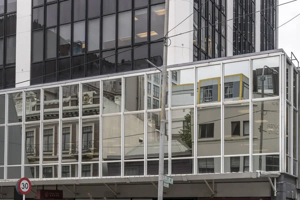位于新西兰北岛惠灵顿市的城市景观 详细介绍了反映市中心老旧建筑的现代建筑玻璃立面 闪烁着明亮的云彩春光 — 图库照片