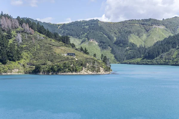 Paysage Avec Petite Maison Sur Cap Petite Baie Avec Des — Photo