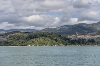 Sandy Körfezi 'ndeki Marahu köyünün manzarası. Deniz, Tasman, Güney Adası, Yeni Zelanda' dan parlak bahar ışığı altında çekilmiş.