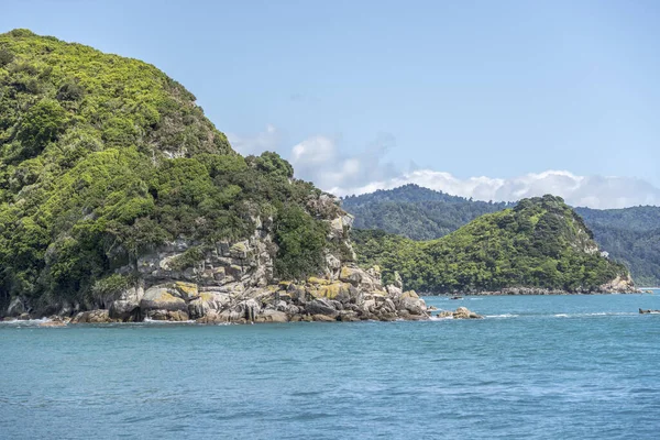 Landskap Med Frodig Regnskog Vegetation Steniga Uddar Vid Stranden Skjuten — Stockfoto