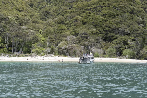 Kaiteriteri New Zealand November 2019 Landskap Med Turistbåt Landning Tonga — Stockfoto
